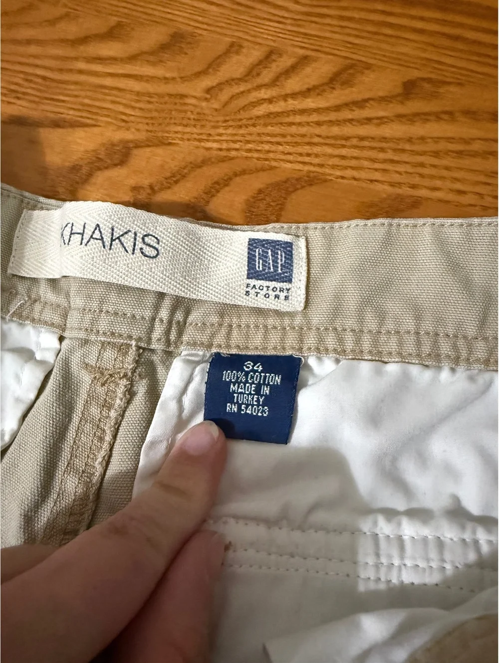 Gap factory men’s khaki cargo shorts 100% cotton size 34